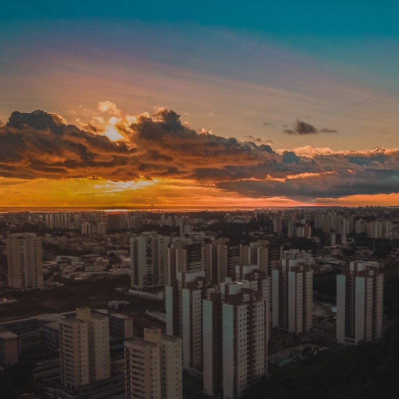 Vista aérea de Manaus na hora dourada